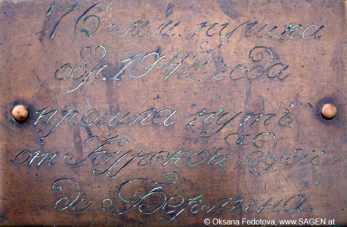 Schild auf der Kanone Kursk bis Berlin, Mirny, Russland © Oksana Fedotova