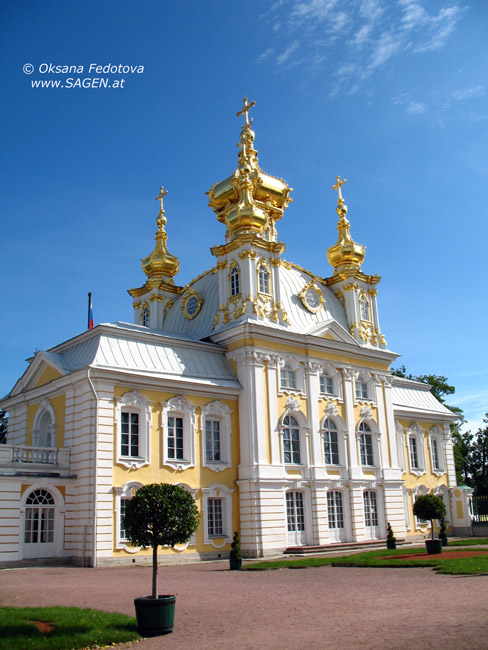 Peterhof - Die Schlosskirche im Oberen Garten © Oksana Fedotova