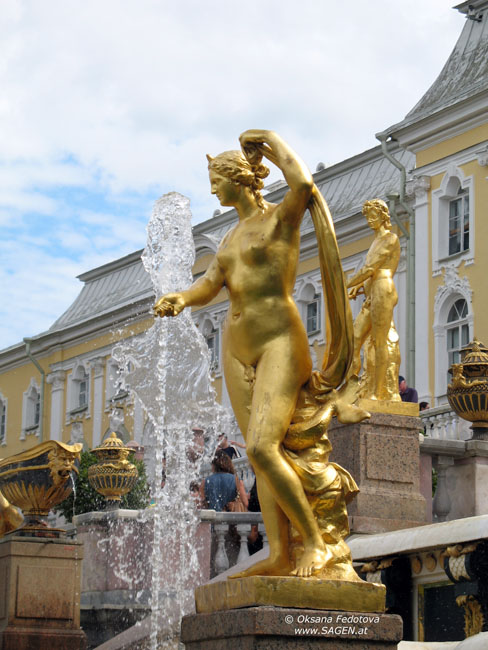 Peterhof, Skulptur der westlichen Kaskadengruppe © Oksana Fedotova