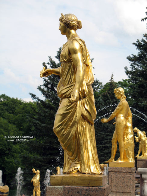 Peterhof, Figur der westlichen Kaskadengruppe © Oksana Fedotova