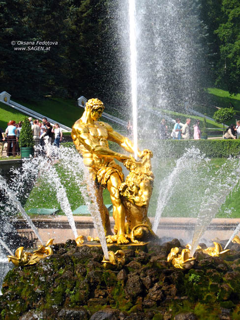 Samson, dem Löwen den Rachen aufreißend, Peterhof © Oksana Fedotova