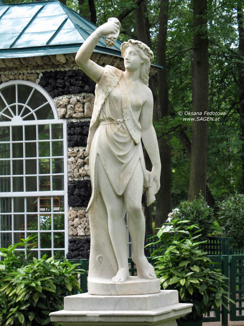Antike Statue vor östlicher Voliere, Peterhof © Oksana Fedotova