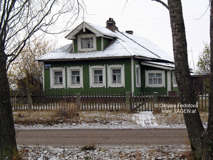 Ein moderneres Holzhaus in Karpogory Â© Oksana Fedotova