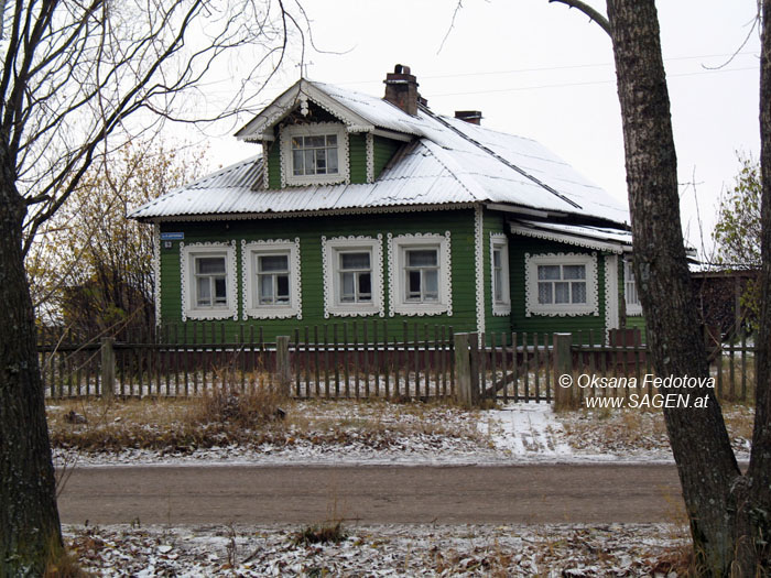 Ein moderneres Holzhaus in Karpogory © Oksana Fedotova