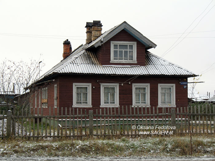 Ein Holzhaus in Karpogory © Oksana Fedotova