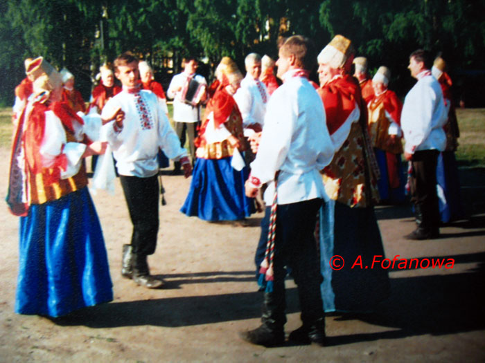 Der Volkschor von Karpogory tanzt im Reigen Â© Alla Fofanowa