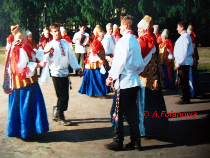 Der Volkschor von Karpogory tanzt im Reigen © Alla Fofanowa