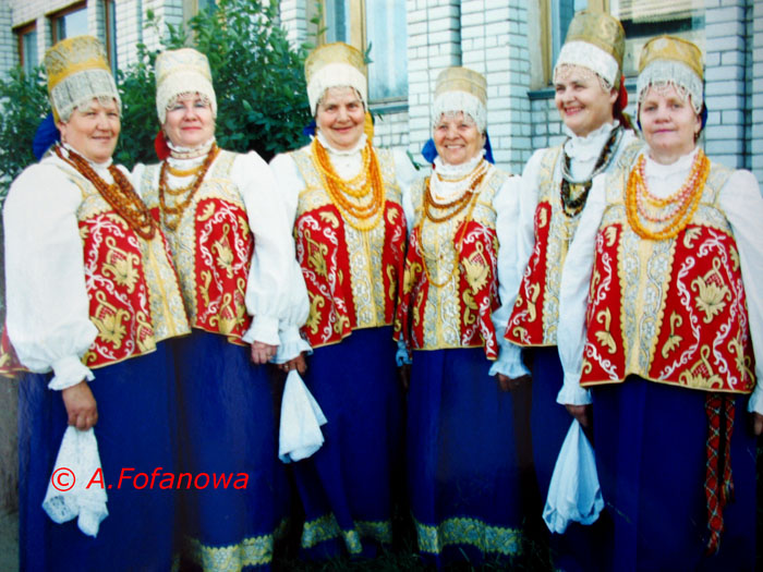 Die Teilnehmerinnen des Volkschors von Karpogory in ihren Trachten © Alla Fofanowa