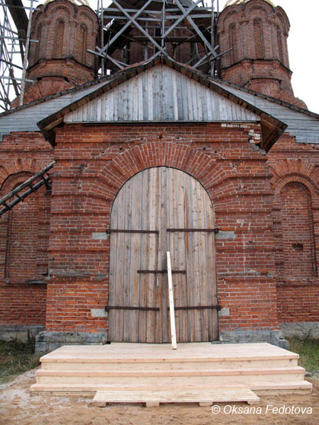 Die steinerne Kirche bei Dorf Schotowa, der Eingang. Pineshskij Bezirk © Oksana Fedotova