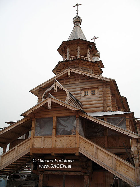 Die Kirche der Heiligen Aposteln Petr und Pawel in Karpogory © Oksana Fedotova