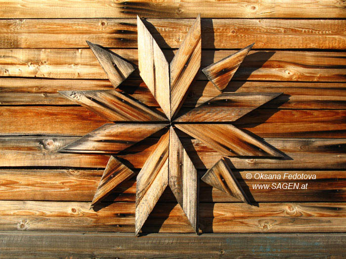 Holzschmuck an einem Haus in Schangas, Pineshskij Bezirk © Oksana Fedotova 