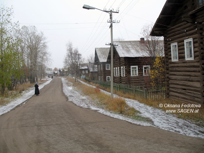 Lenin-Straße in Karpogory, ehem. Straße der Holzpferde © Oksana Fedotova