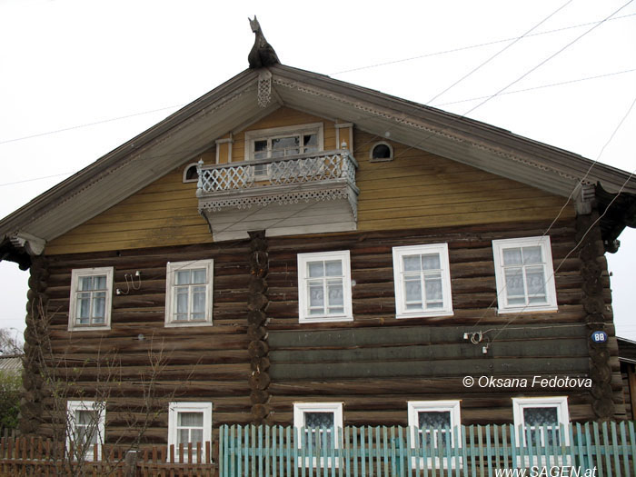 Lenin-Straße in Karpogory, ehem. Straße der Holzpferde © Oksana Fedotova