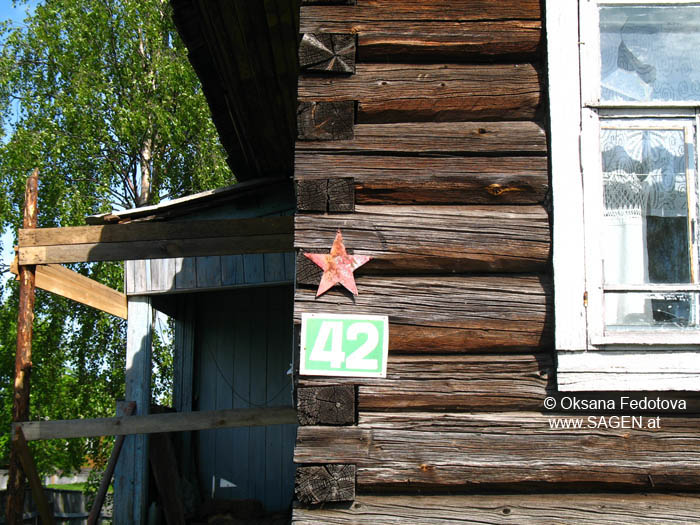 Der rote Stern am Haus, Wosnesenje © Oksana Fedotova, 11. Juni 2006