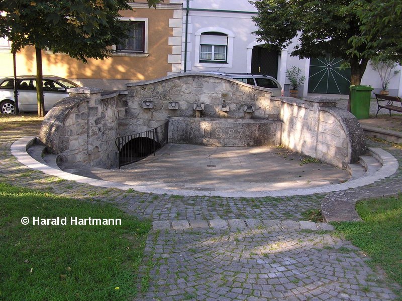 Ortsbrunnen (Dorfbrunnen) der Marktgemeinde Breitenbrunn am Neusiedlersee, Burgenland © Harald Hartmann