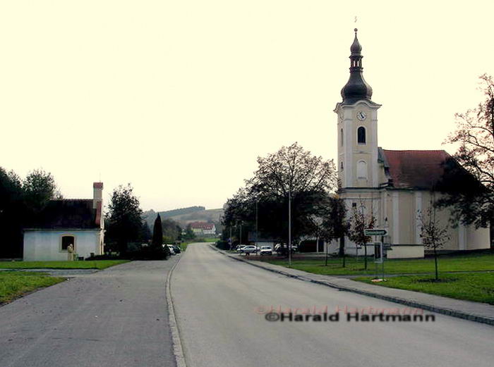 Kirche und Brunnenkapelle, Ollersdorf © Harald Hartmann