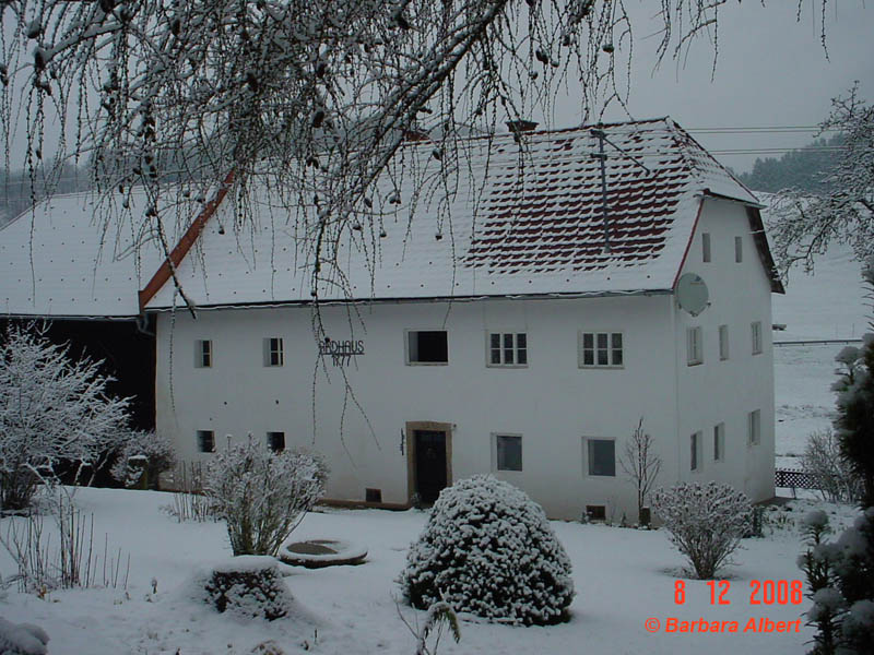 Das dem Bründl nahegelegene Bauernhaus diente lange als Bauernbad, Hausinschrift "Badhaus" © Barbara Albert, 8. Dezember 2008 