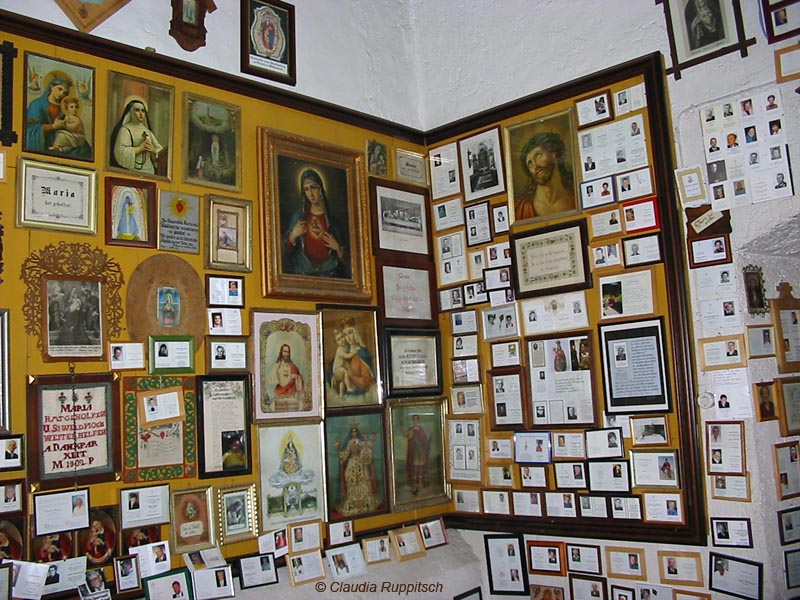 Maria Waldrast, Tirol, Votivbilder und Sterbebilder, Wallfahrtskirche © Claudia Ruppitsch
