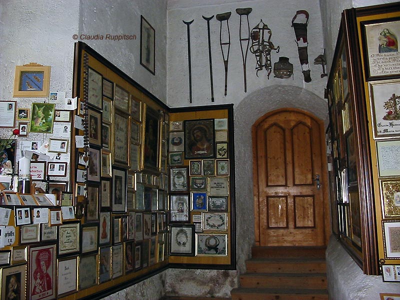 Maria Waldrast, Tirol, Votivbilder, Votivgaben und Sterbebilder, Wallfahrtskirche © Claudia Ruppitsch