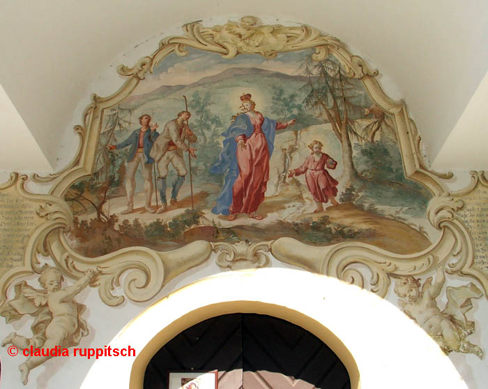 Fresko der Entstehungslegende über der Eingangstür der Wallfahrtskapelle Heiligwasser, Innsbruck-Igls (Tirol) © Claudia Ruppitsch