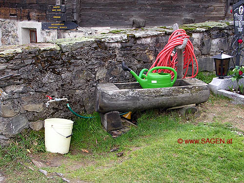 Brunnen, Friedhof St. Gertraud, Ultental © www.SAGEN.at
