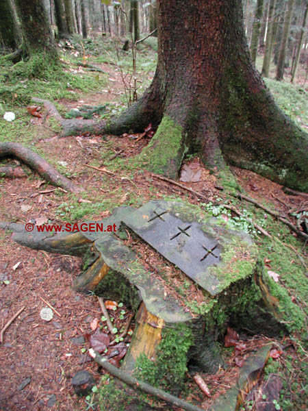 Drei Kreuze im Baumstumpf © SAGEN.at