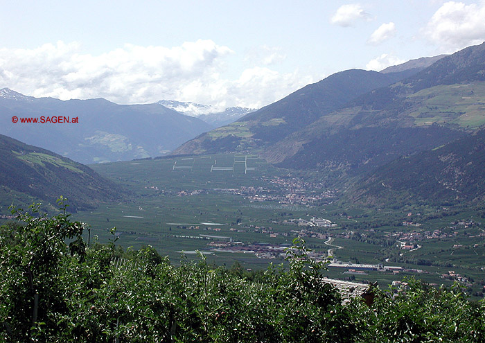Panorama Vinschgau, Blick auf den trennenden Hügel