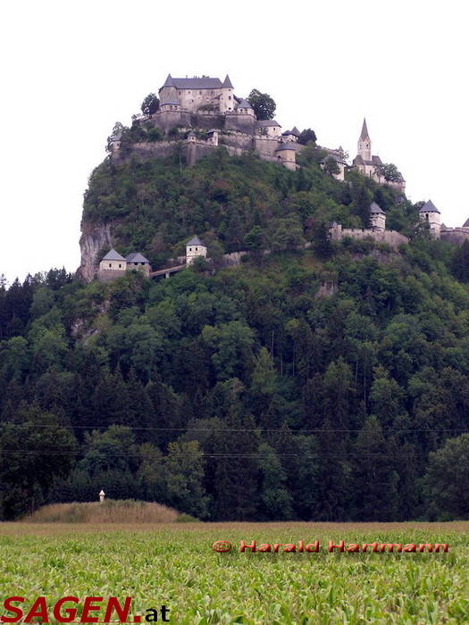 Hochosterwitz. Links unten vor dem Burgfelsen die Maultasch-Schutt © Harald Hartmann