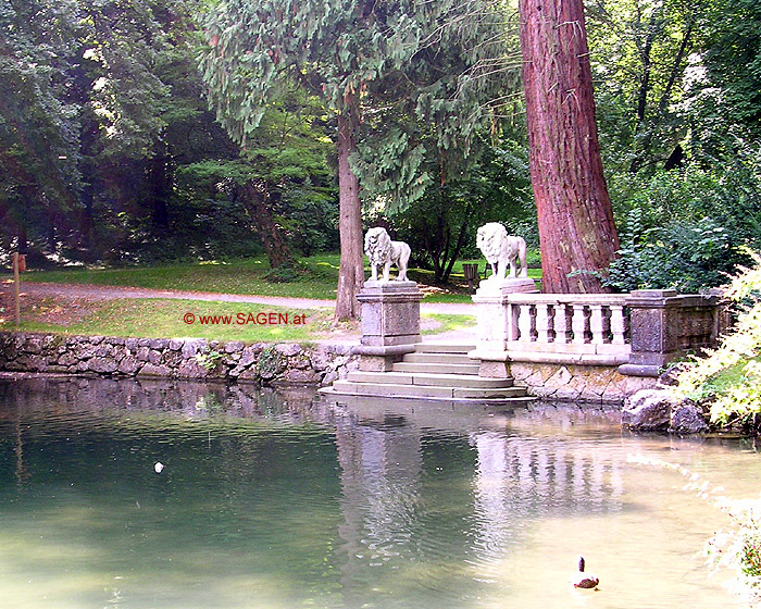 Heroische Löwen an der kleinen Bootsanlege im Matzenpark