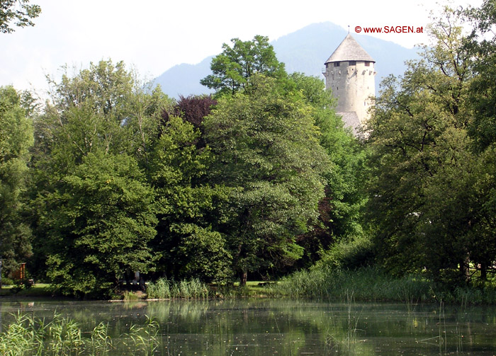 Der markante Bergfried von Schloss Matzen 