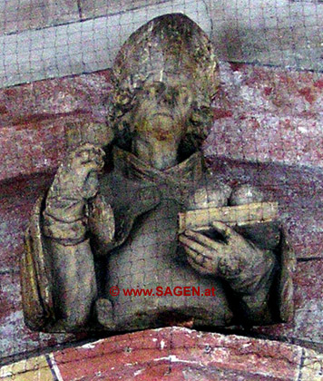 Hl. Nikolaus im Scheitel des Portals, Halbfigur