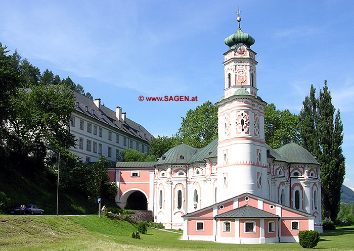 Die auffällige Karlskirche mit angebautem Servitenkloster links