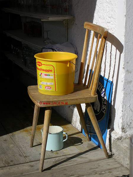 Stilleben-Eimer, Stuhl, Emailbecher