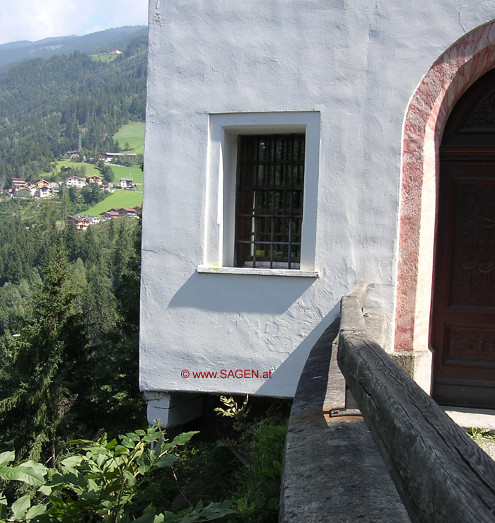 Kirchenteil über Abgrund